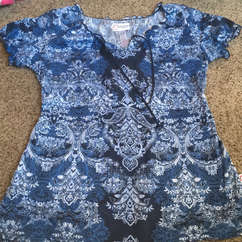 Peaches uniform xs scrub top.